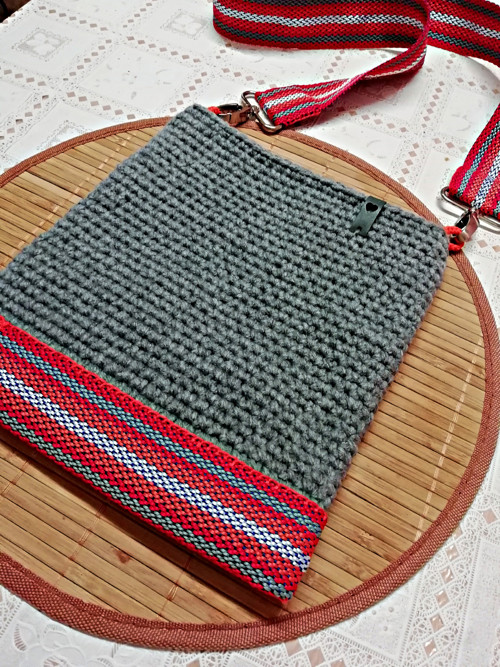 Crossbody kabelka háčkovaná šedá — foto 2