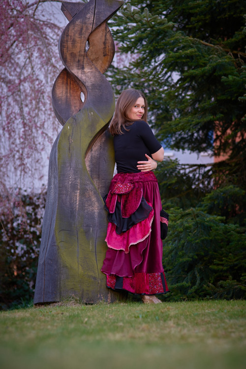 Extravagantní bordó sukně — foto 2