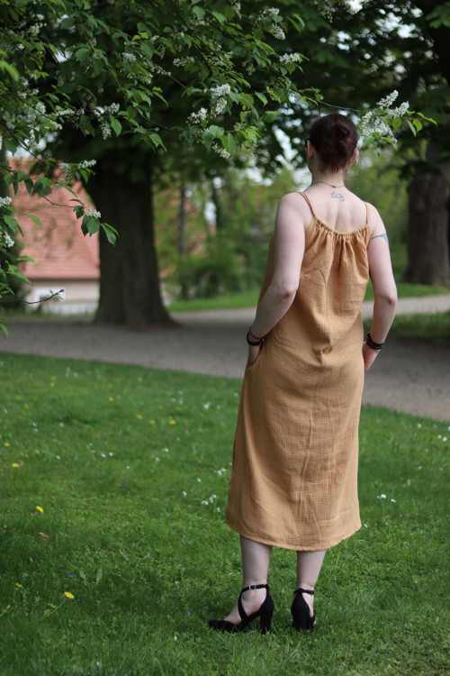 Mušelínové šaty s výstřihemSLEVA — foto 3