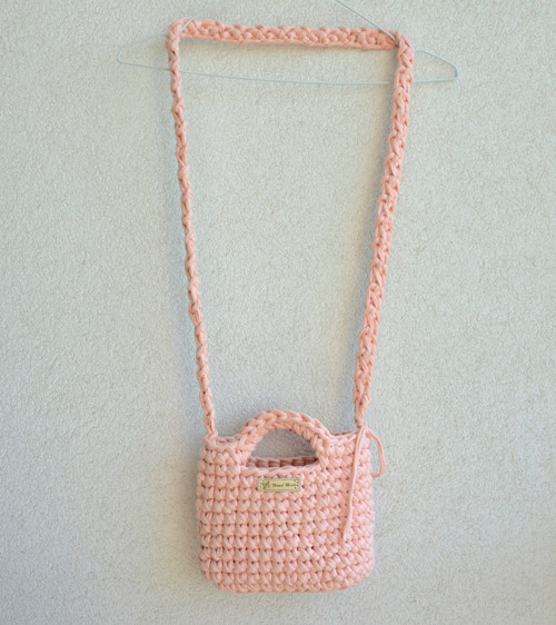 Malá háčkovaná kabelka, pudrová — foto 5