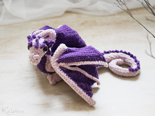 Háčkovaná starorůžová wyverna — foto 2
