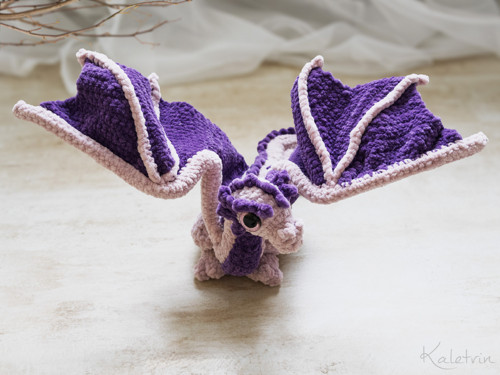 Háčkovaná starorůžová wyverna — foto 6