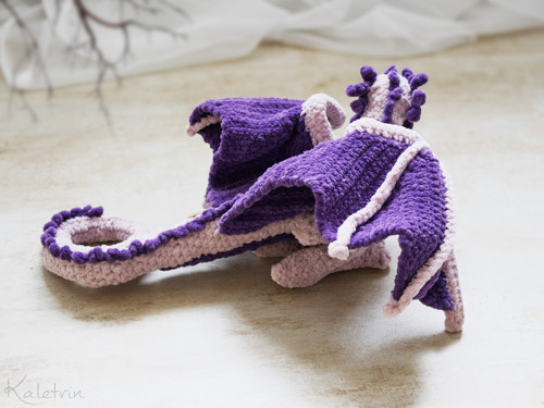 Háčkovaná starorůžová wyverna — foto 4