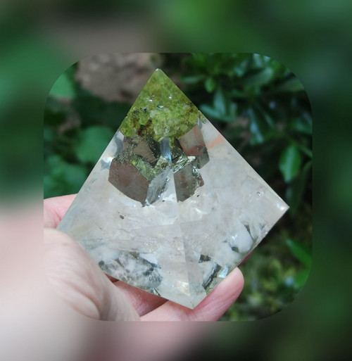 Pyramida s minerály — foto 5