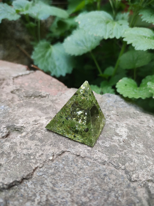 Pyramida s olivínem a pyritem — foto 3