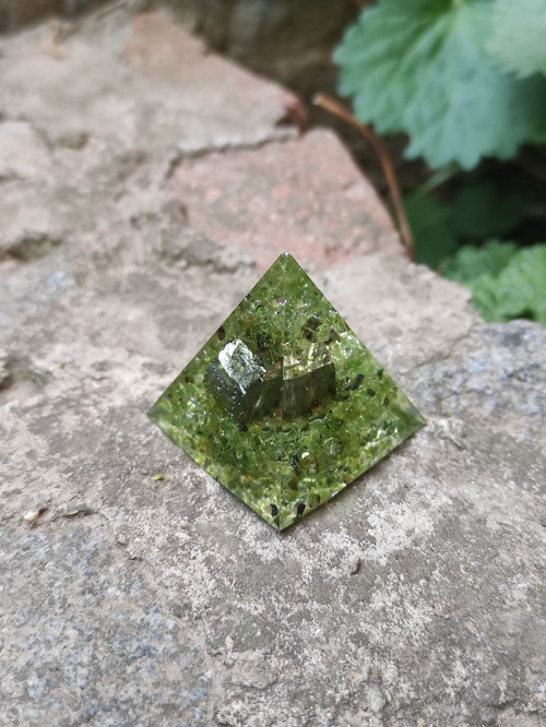 Pyramida s olivínem a pyritem — foto 2