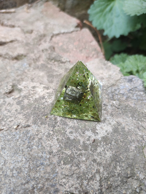 Pyramida s olivínem a pyritem — foto 4