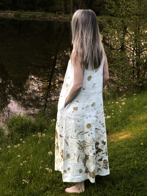 Dlouhé lněné šaty s eucaliptem — foto 3