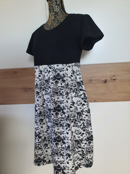 Elegantní dámské šaty — foto 5