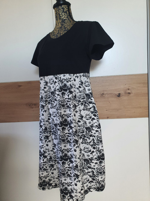 Elegantní dámské šaty — foto 4