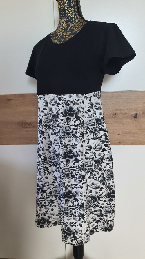 Elegantní dámské šaty — foto 3