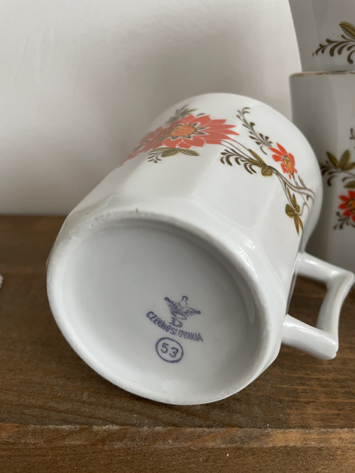 Hrnek retro s kytkou — foto 3