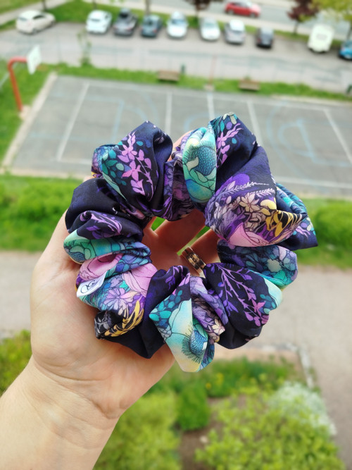 Gini HEDVÁBNÁ scrunchie M- MIDNIGHT FLOWER — foto 2