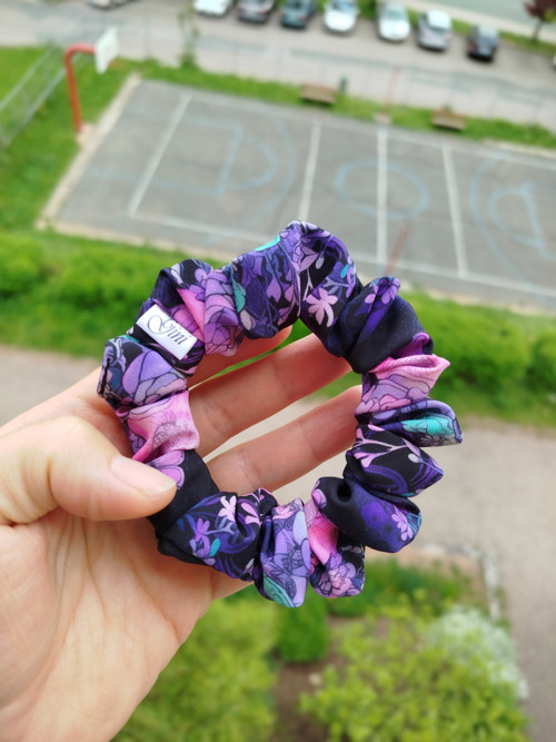 Gini HEDVÁBNÁ scrunchie S - MIDNIGHT FLOWER — foto 2