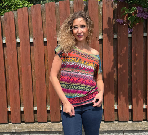 Volný barevný top s pasem — foto 3