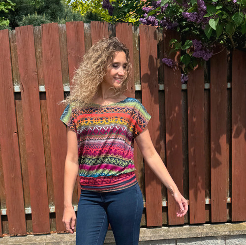 Volný barevný top s pasem — foto 5