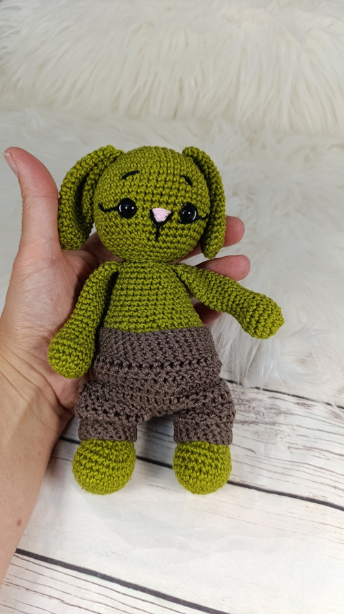 Háčkovaný králíček s kalhoty 19 cm — foto 3