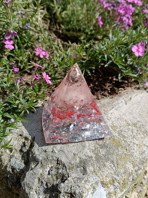 Orgonitová růženínová pyramida — foto 3