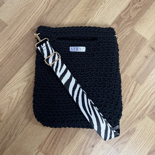 Černá kabelka s crossbody popruhem — foto 3