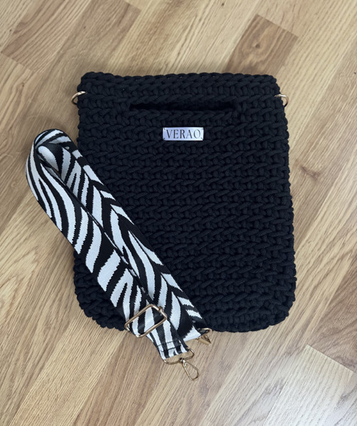 Černá kabelka s crossbody popruhem — foto 4