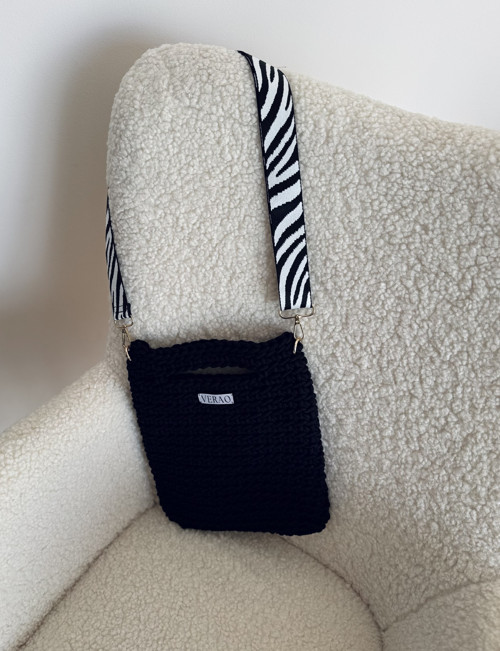 Černá kabelka s crossbody popruhem — foto 2