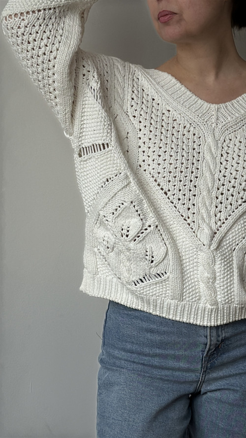 Bílý oversize svetr se složitým vzorem — foto 6