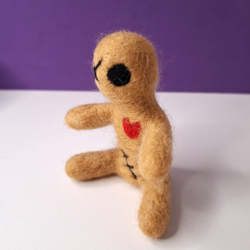 Plstěná figurka - Voodoo panenka hnědá — foto 4