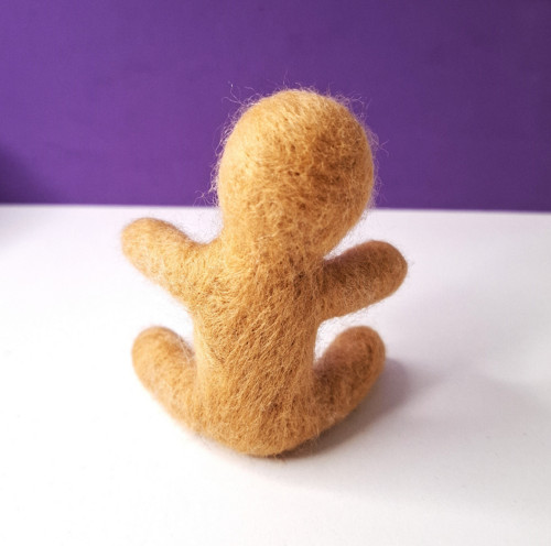 Plstěná figurka - Voodoo panenka hnědá — foto 2