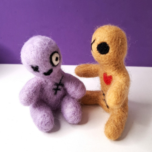 Plstěná figurka - Voodoo panenka hnědá — foto 5