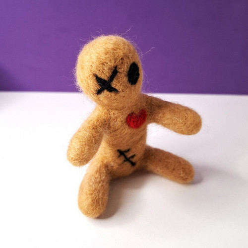 Plstěná figurka - Voodoo panenka hnědá — foto 3