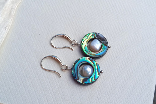 Abalone paua perleť s říčními perlami, náušnice — foto 5