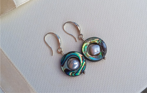 Abalone paua perleť s říčními perlami, náušnice — foto 4