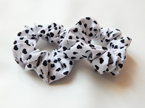 Bílá scrunchie s černými srdíčky – něžná elegance — foto 3