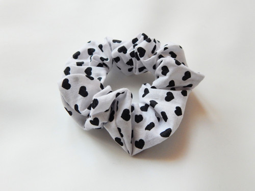 Bílá scrunchie s černými srdíčky – něžná elegance — foto 2