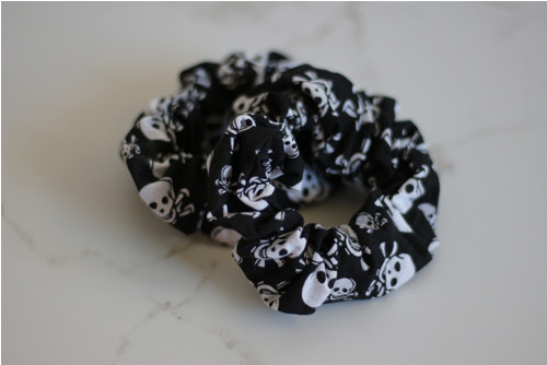 Černá scrunchie s lebkami — foto 2