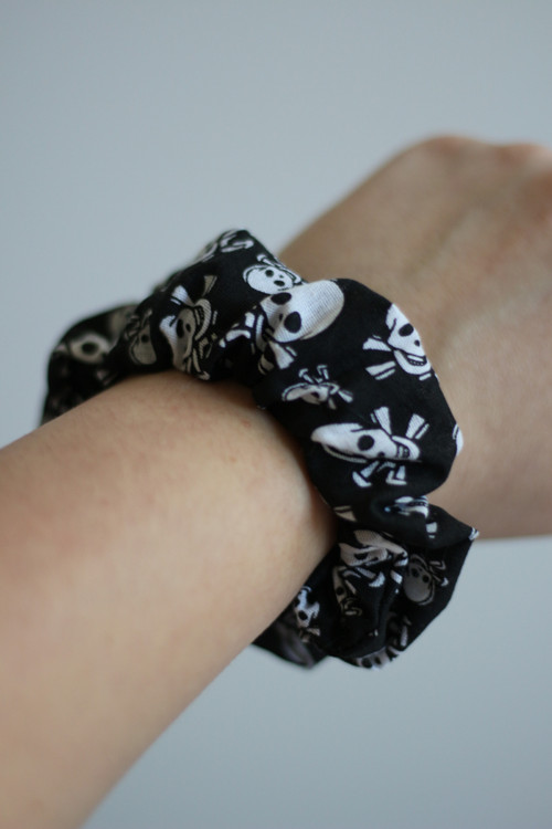 Černá scrunchie s lebkami — foto 3