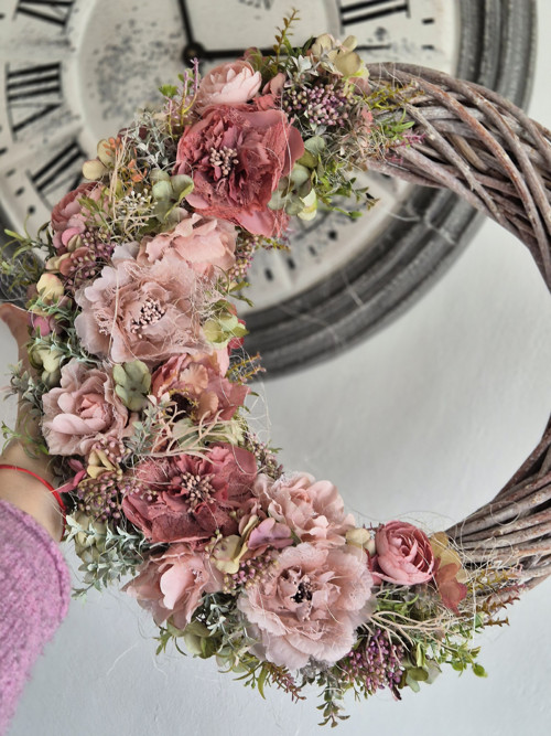Růžová elegance - věnec cca 40cm — foto 3