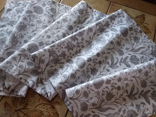 Ubrus květiny šedé na bílé — foto 2