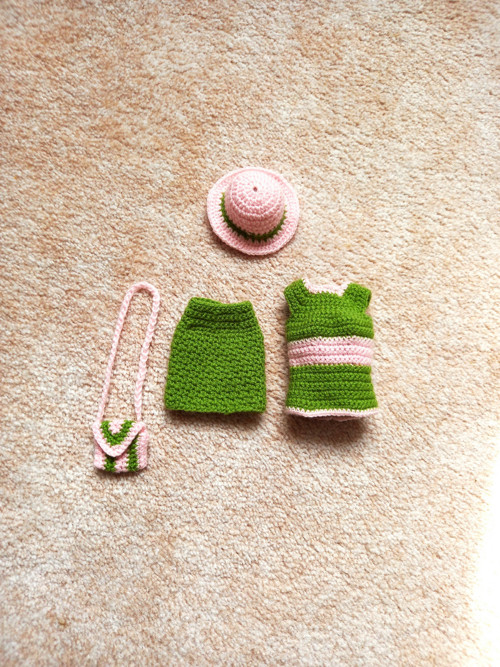 Sukně+triko+klobouk+kabelka pro Barbie — foto 5
