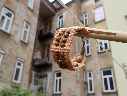 Lososový drhaný náramek s korálky — foto 3
