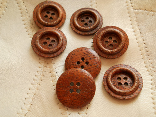 Dřevěný knoflík hnědý — foto 3