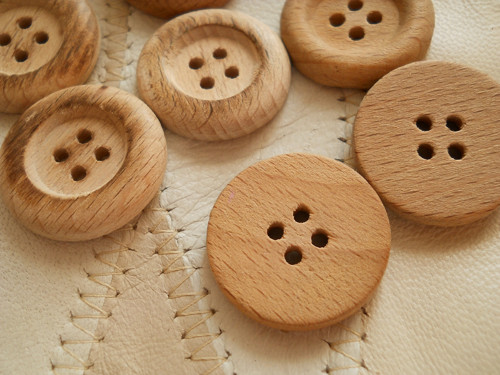 Světlé dřevěné knoflíky — foto 2
