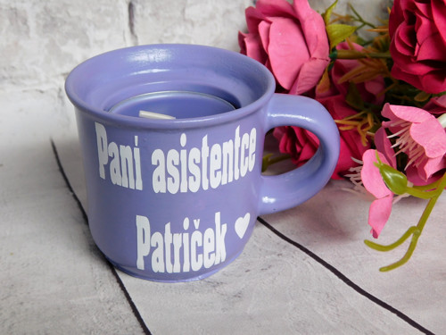 Svícen hrníček pro paní asistentku s textem — foto 2