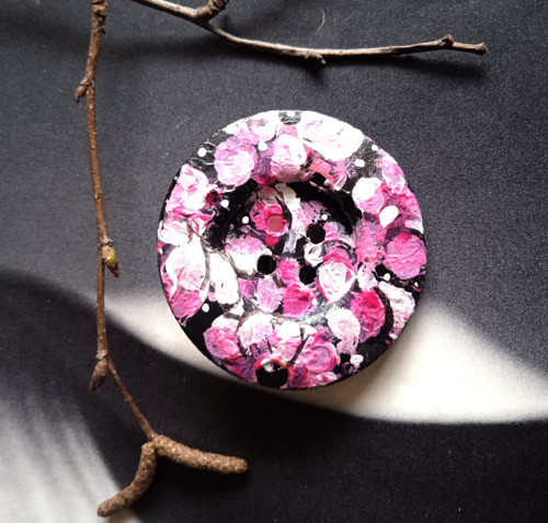 Malovaný knoflík-brož: Doteky — foto 5