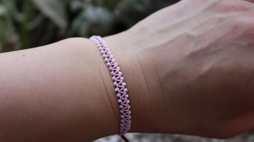 Náramek macramé "růžový s bílou" — foto 2