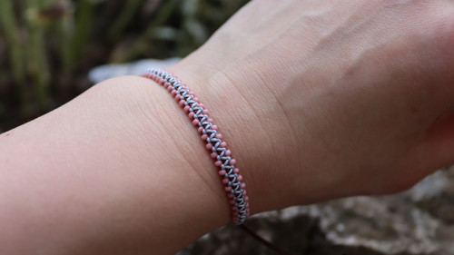 Náramek macramé "růžový se stříbrnou" — foto 2