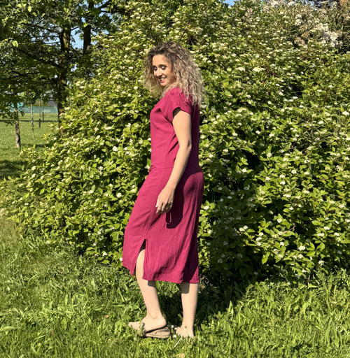 Rovné šaty s kapsičkami malinové — foto 5