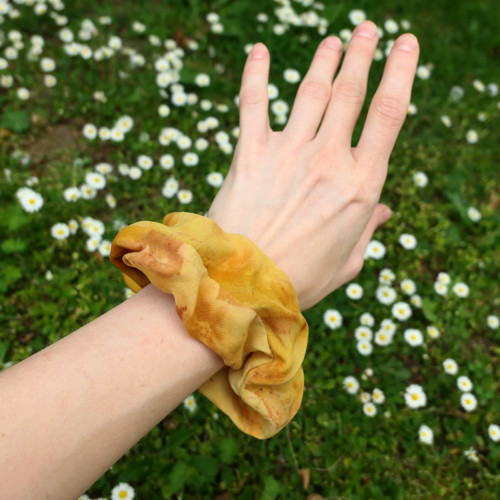 Gumička scrunchie, přírodně barvená — foto 3
