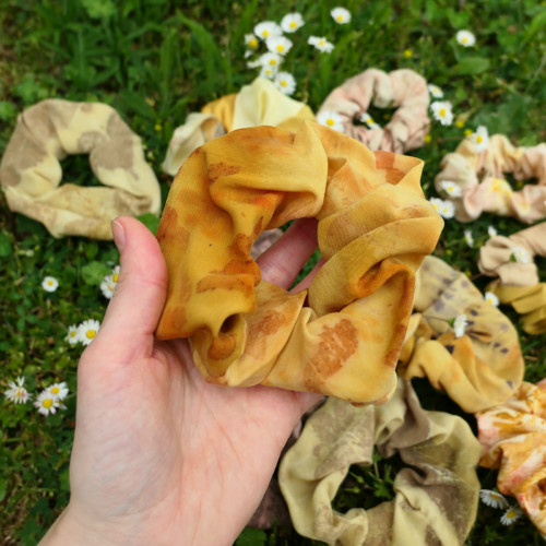 Gumička scrunchie, přírodně barvená — foto 2