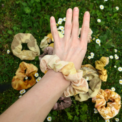 Gumička scrunchie, přírodně barvená — foto 4